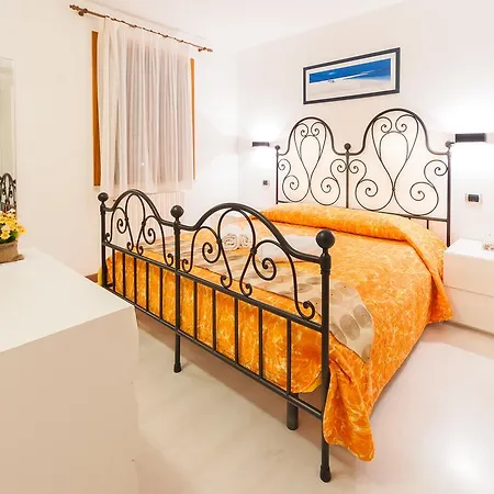 Ca' Del Faro Bed & Breakfast *